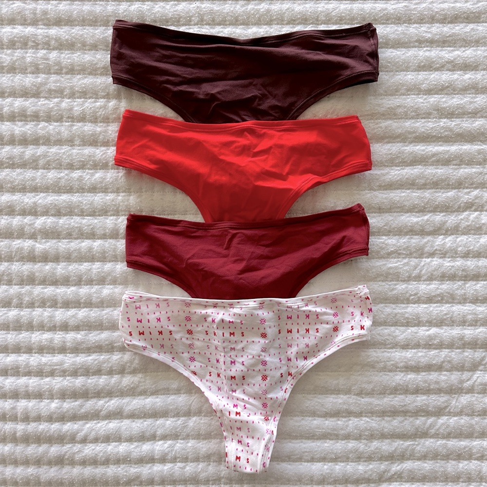 SKIMS new never worn fits everybody thong - XS